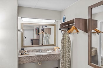 Deluxe Room, 1 Queen Bed, Smoking
