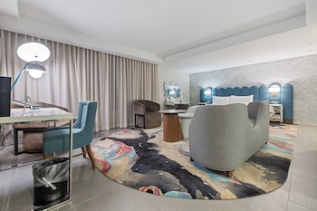 Suite, 1 King Bed (Living Area)