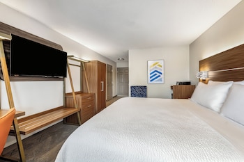 Suite, 1 King Bed, Accessible (Roll-In Shower)