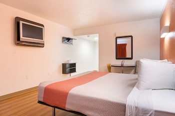 Deluxe Room, 1 King Bed, Non Smoking, Refrigerator & Microwave