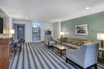 Suite, 1 King Bed, Non Smoking, Refrigerator