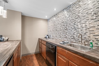 Suite, 1 King Bed, Non Smoking, Kitchenette