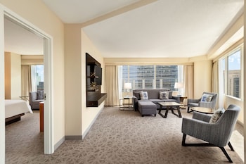 Executive Suite, 1 King Bed, City View