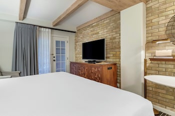 Premier Room, 1 King Bed, Balcony