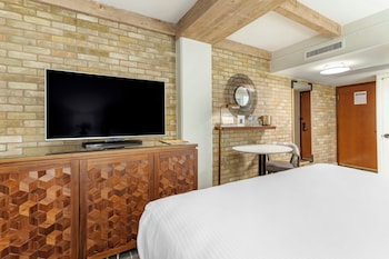 Premier Room, 1 King Bed, River View