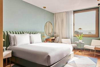 Premium Room, 1 King Bed (WITH VIEW AND CLUB ACCESS)