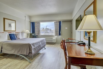 Deluxe Room, 1 King Bed, Smoking, Refrigerator & Microwave