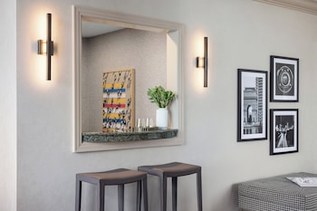Suite (Georgia Aquarium, 1 Kng Bd & Sofa Bd)