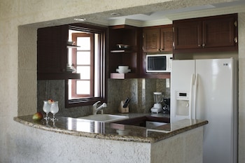 2 Bed Ocean View Suite with 28ft Pool