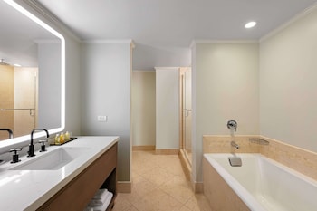 Junior Suite, 1 King Bed (Family)