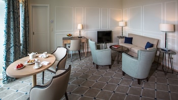 Suite, Lake View
