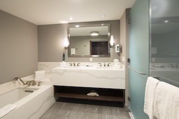 Premier Suite, 1 King Bed with Sofa bed, Balcony, Ocean View
