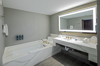 Premier Suite, 1 King Bed with Sofa bed, Balcony, Ocean View