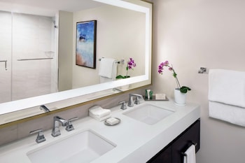 Room, 1 King Bed with Sofa bed, Partial Ocean View (Hearing)