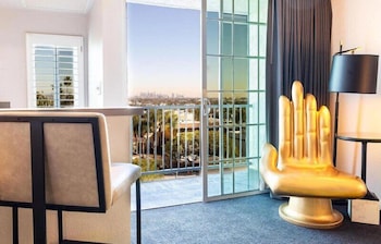 Signature King Suite, City View & Balcony