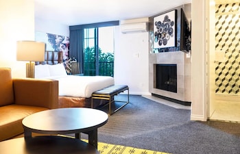 Deluxe Queen Suite