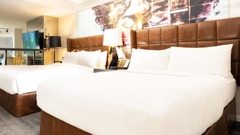 Signature Suite, 2 Queen Beds, Balcony