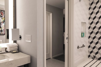 Deluxe Studio Suite, 1 King Bed, Mobility Accessible