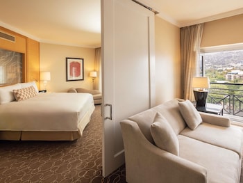 Suite, 1 King Bed (Hollywood Hills View)