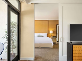 Suite, 1 King Bed (Beverly Boulevard View)