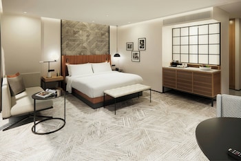 Club Room, 1 King Bed, City View