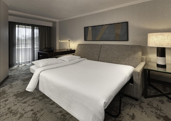 Suite, 1 King Bed, Hearing Accessible (Hearing)