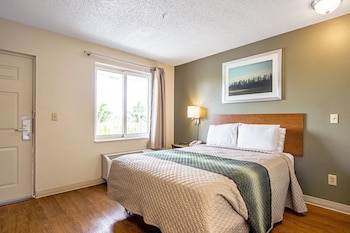 Studio, 1 Queen Bed, Accessible, Non Smoking (Roll-In Shower)