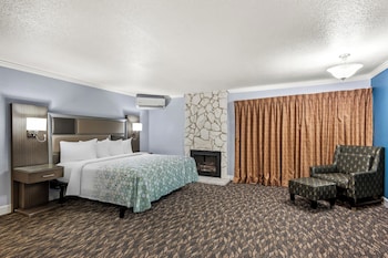 Suite, 1 King Bed, Non Smoking, Poolside