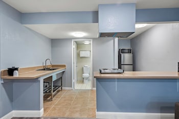 Suite, 1 King Bed, Non Smoking, Kitchenette