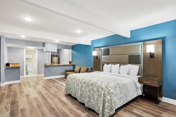 Suite, 1 King Bed, Non Smoking, Kitchenette