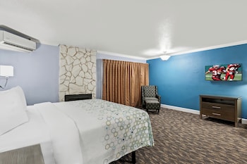 Suite, 1 King Bed, Non Smoking, Poolside