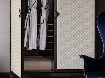 Superior Room, 1 King Bed, City View