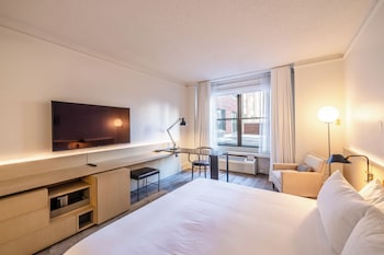 Standard Room, 1 King Bed, Accessible Bathtub