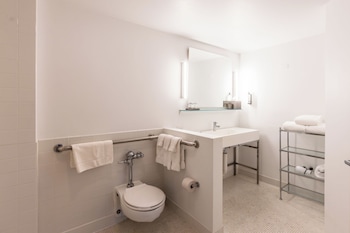 Deluxe Room, 1 King Bed, Roll-in Shower
