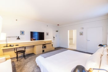 Deluxe Room, 1 King Bed, Roll-in Shower