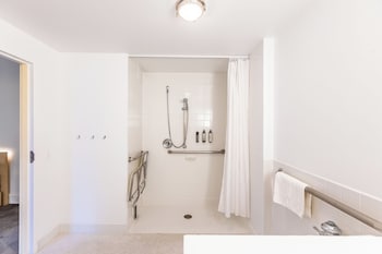 Deluxe Room, 1 King Bed, Roll-in Shower