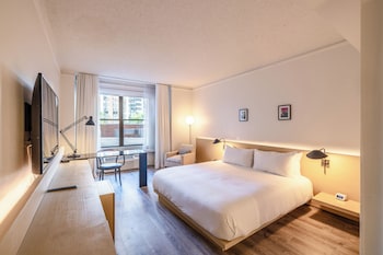 Standard Room, 1 King Bed, Accessible Bathtub