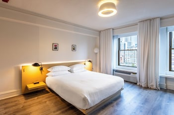 Deluxe Room, 1 King Bed, Accessible Bathtub