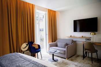 Prestige Junior Suite with balcony, 1 King Bed, Non Smoking