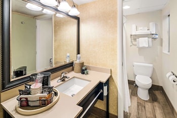 Standard Room, 2 Queen Beds, Non Smoking, Refrigerator & Microwave (Pet Friendly)