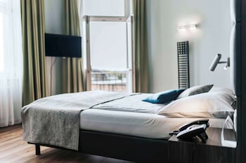 Standard Room, 1 King Bed, City View