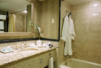 Suite, 1 King Bed, Non Smoking (Living Room)