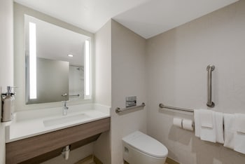 Suite, 1 King Bed, Accessible