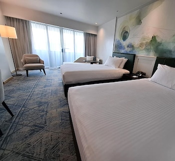 Club Room Twin Beds, Club Access