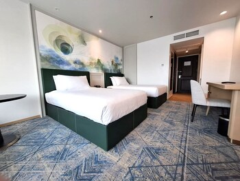 Club Room Twin Beds, Club Access