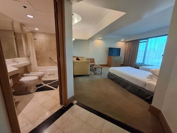 Junior Suite Twin Beds, Club Access