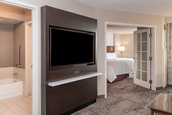 Suite, 1 Bedroom (Mobility/Hearing Access, Roll-In Shwr)