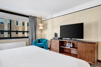 Standard Room, 1 King Bed, Accessible (Communications)