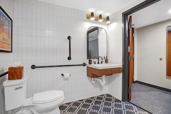 Room, 2 Queen Beds, Roll-in Shower (Mobility Accessible)