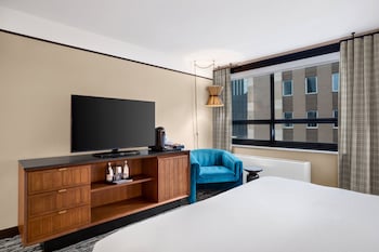 Standard Room, 1 King Bed, Accessible (Communications)